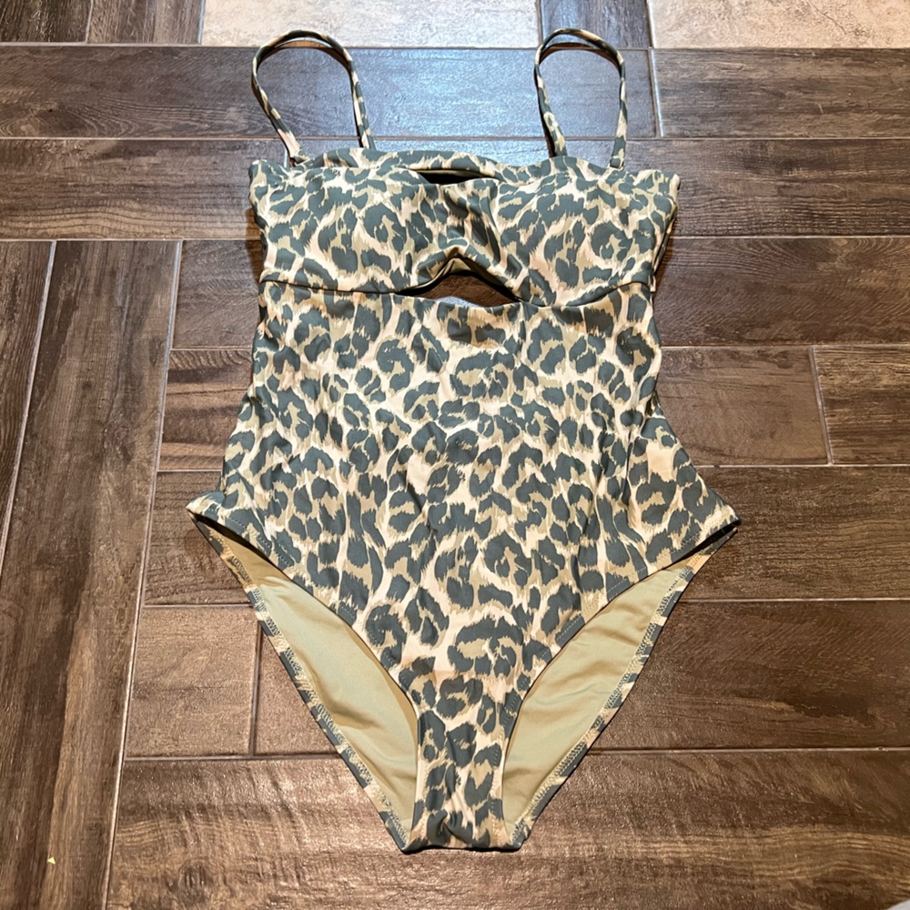 AERIE Tan Leopard One Piece full coverage bathing suit Swimsuit women’s medium